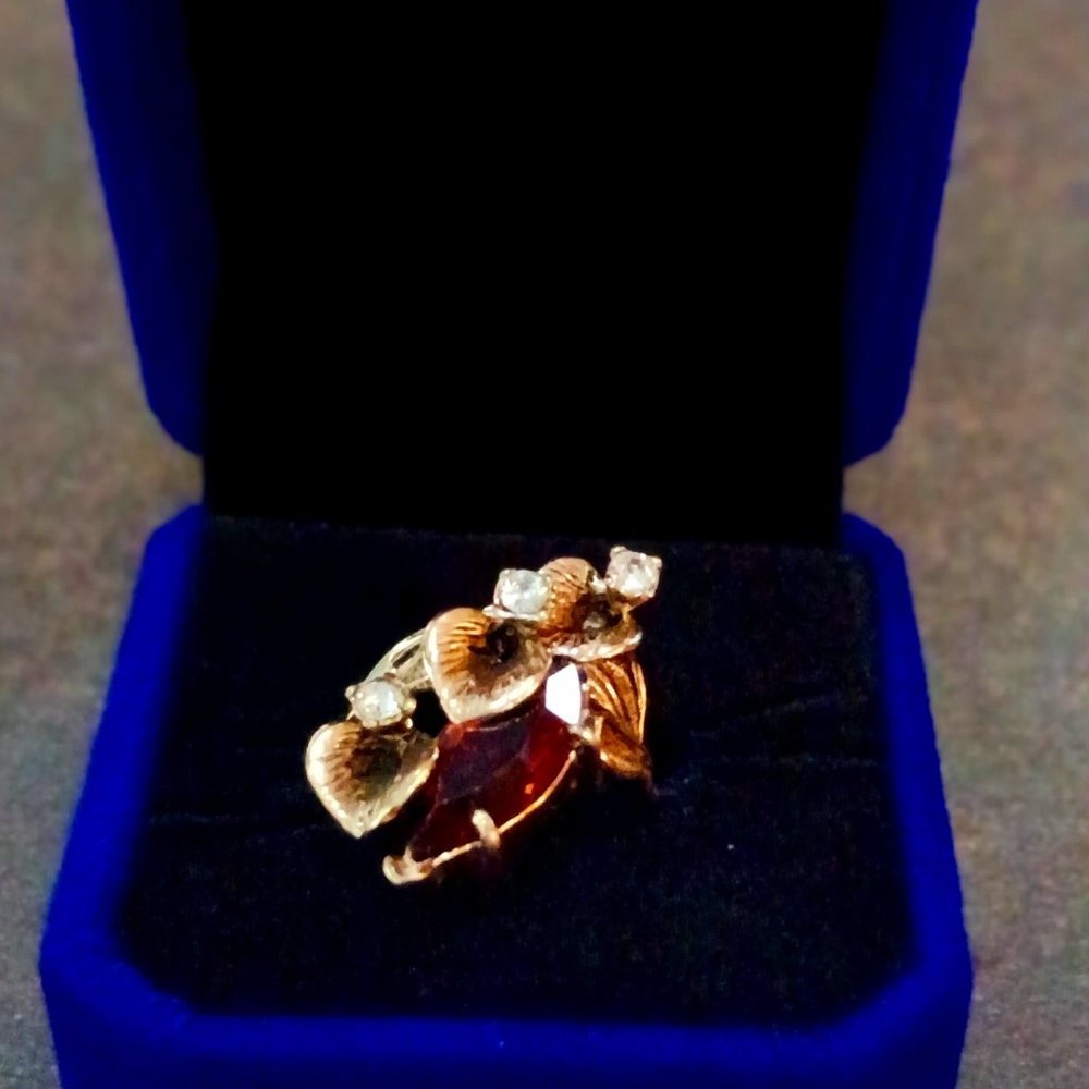 Beautiful Antique 18K HGE gold ring adorned with lovely marquise topaz 💙